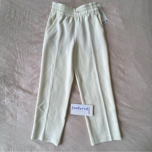 BNWT Lululemon Softstreme HR
Straight Leg Crop in Lemon Sorbet size 2